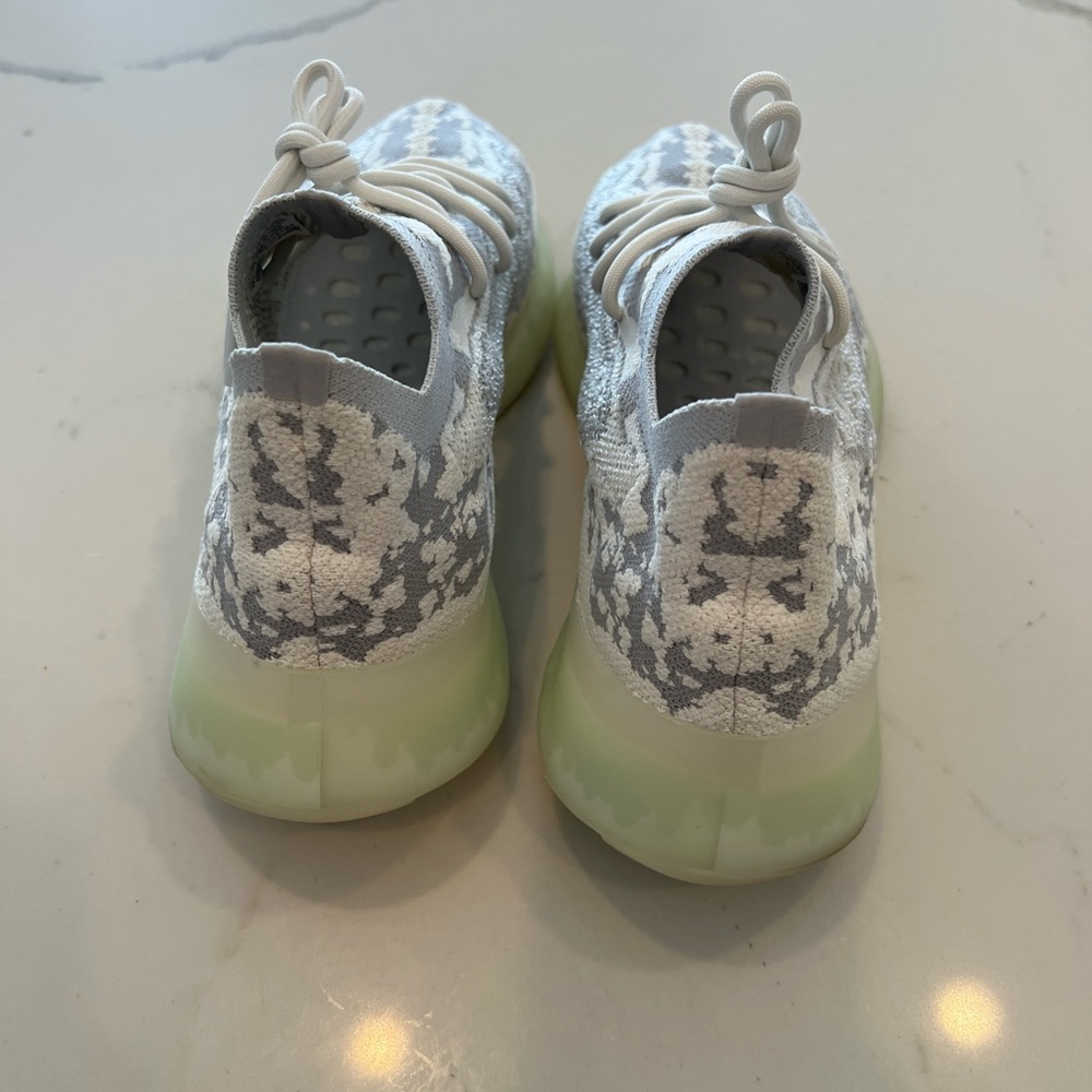 Yeezy - Picture 2 of 5